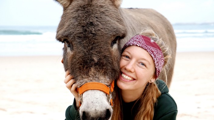Freizeit: Lotta Lubkoll und ihr Esel Jonny an einem Strand in Portugal.
