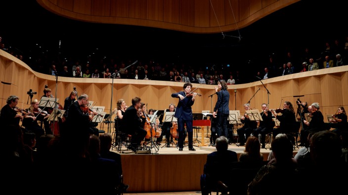 Klassik: Der Geiger Augustin Hadelich bei seinem Auftritt in Kronberg, zusammen mit Dirigent Robin Ticciati und dem Chamber Orchestra of Europe.
