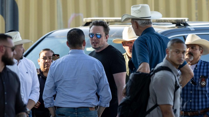 Migration: Elon Musk (mit Sonnenbrille) am Donnerstag an der Grenze der USA zu Mexiko.