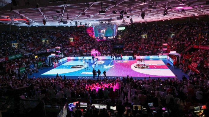 Basketball: Nein, diesem Foto wurden keine psychedelischen Mittel beigemischt: Beim Saisonauftakt der Bayern-Basketballer kam erstmals ein LED-Glasboden zum Einsatz.