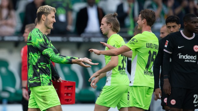 Torjäger Jonas Wind beim VfL Wolfsburg: Wolfsburgs Jonas Wind (links) ist derzeit maximal erfolgreich - dabei erlebte er im Winter eine enttäuschende WM in Katar.