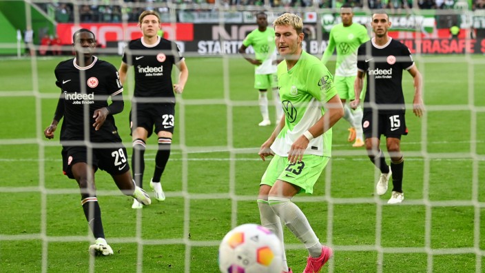 Torjäger Jonas Wind beim VfL Wolfsburg: Staubte seinen eigenen verschossenen Elfmeter ab: Jonas Wind nach seinem zweiten Treffer gegen Eintracht Frankfurt.