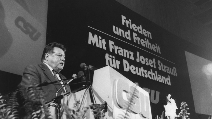 Skandale in Bayern: 1980 hat es Franz Josef Strauß bekanntlich nicht ins Kanzleramt geschafft, wobei aber auch nicht er den Wahlkampf verloren hat, wie eine überparteiliche Historikerkommission jetzt herausgefunden hat.