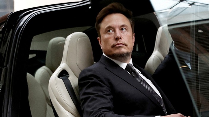 Europäische Union: X-Chef Elon Musk, hier im Tesla, hat offenbar Wichtigeres zu tun, als auf die EU zu reagieren