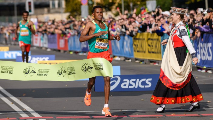 Leichtathletik: Erster in Riga: Hagos Gebrhiwet aus Äthiopien, neuer Straßenlauf-Weltmeister über fünf Kilometer.