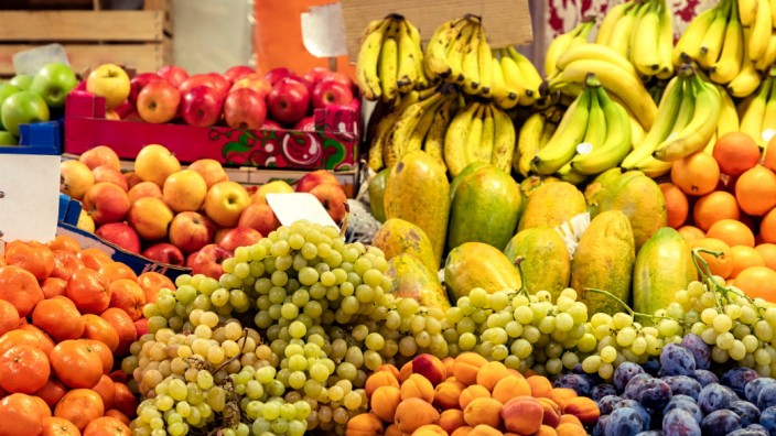 Italien: Die ganz große Auswahl gibt es an diesem Obst- und Gemüsestand in Florenz, auch Mangos.