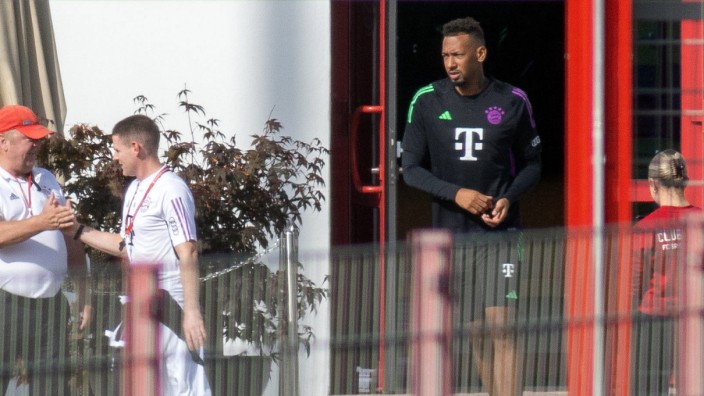 Jérôme Boateng beim FC Bayern: Ordentlich frisiert und offenkundig gut in Form: Jérôme Boateng trainiert am Sonntagmorgen mit den Ersatzspielern des FC Bayern.
