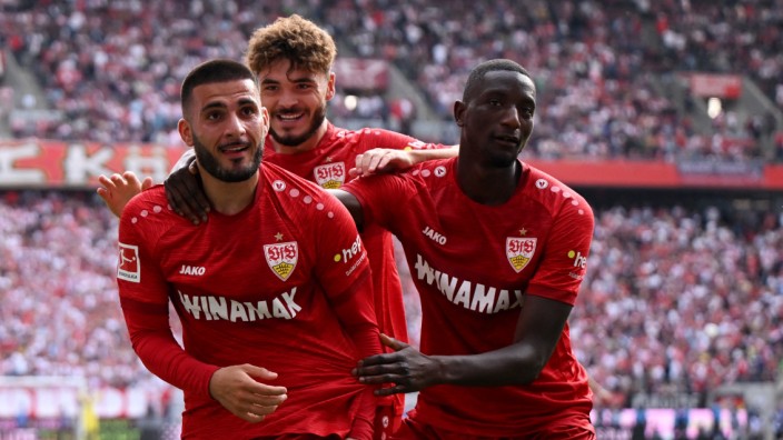 VfB auf Platz zwei: Mehr als Serhou Guirassy: Wenn der bislang erfolgreichste Schütze dieser Bundesliga-Saison mal nicht trifft, springt eben Deniz Undav (li.) mit zwei Toren für Stuttgart ein. Und Guirassy (re.) ist der erste Gratulant.