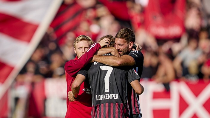 1. FC Nürnberg: Erfolgloser Kampf gegen die Tränen: Mats Möller Daehli (li.) und Enrico Valentini (re.) herzen den lange verletzten Torschützen Felix Lohkemper.
