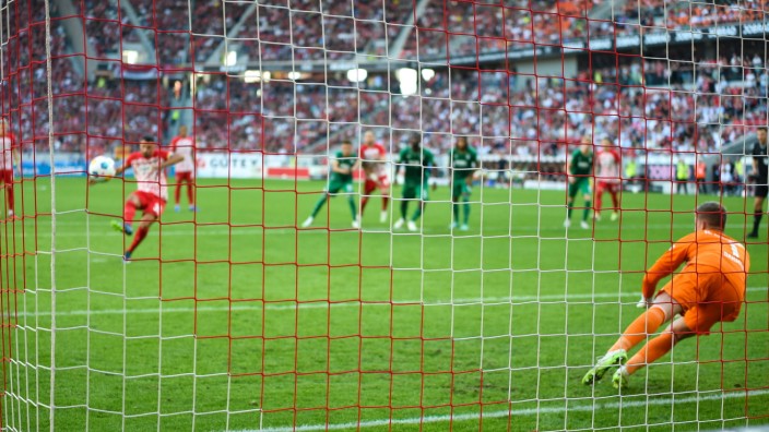 2:0 gegen Augsburg: Früher Anfang vom späten Ende für den FCA: Freiburgs Vincenzo Grifo verwandelt in der fünften Minute einen Strafstoß zum 1:0 für den SC Freiburg.