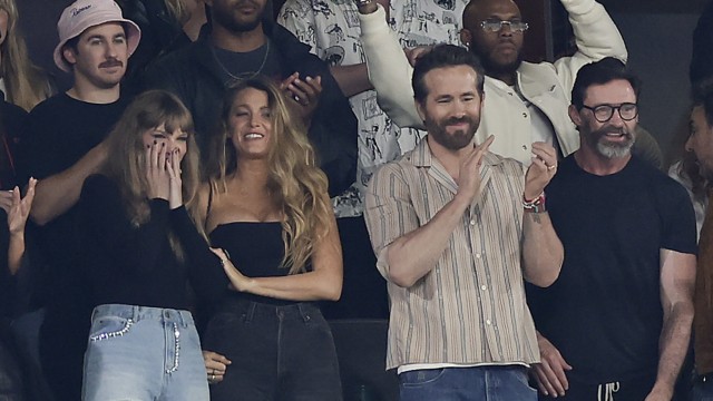 Leute: Taylor Swift (links) mit Blake Lively, Ryan Reynolds and Hugh Jackman beim Football.