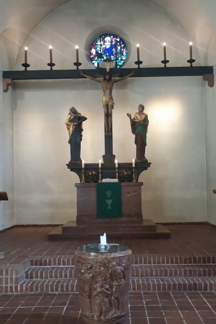 Fürstenfeldbruck: Gegenstand von Vandalismus: das Kreuz und die Nebenfiguren im Altarraum der Erlöserkirche in Fürstenfeldbruck.