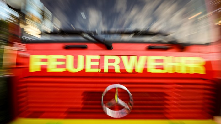 Brand in Obersendling: Die Feuerwehr musste einen Bus in einer Lagerhalle löschen.