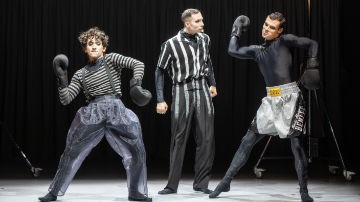 Tanztheater: "Charlie", das Stück zu Charlie Chaplin des Staatstheaters Augsburg mit: Cosmo Sancilio, David Nigro, Afonso Pereira (von links).