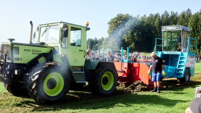Von Menschen und Maschinen: Ein Traktor - auch Bulldog genannt - zieht einen Bremswagen im Rahmen eines Wettbewerbs, den die Oldtimerfreunde Endlhausen und Umgebung alle zwei Jahre veranstalten.