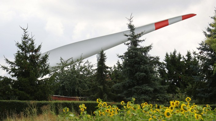 Erneuerbare Energie: Bis in Grasbrunn Windräder aufgestellt werden, könnte es nun etwas länger dauern. Das Foto zeigt den Transport eines Bauteils auf einem Schwertransport.