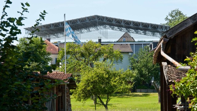 Schulgebäude im Landkreis: Ein Notdach ist derzeit über der Ebersberger Schulturnhalle in der Floßmannstraße errichtet. Möglicherweise wird es mit einer Benutzung der Turnhalle dieses Schuljahr nichts mehr.