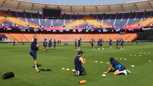 Cricket-WM in Indien: Die neuseeländische Cricket-Mannschaft bereitet sich im Narendra Modi Stadium auf den WM-Start vor.