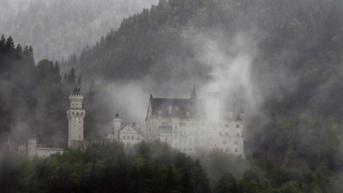 Kolumne: Hin und weg: Von tief hängenden Wolken umgeben ist das Schloss Neuschwanstein - wenn man Glück hat. Oder auch nicht.