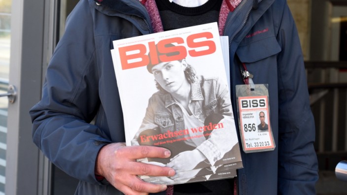 30 Jahre Straßenzeitungen: Am Pasinger Bahnhof verkauft Herr Afride regelmäßig die neueste Ausgabe der Straßenzeitung "Biss".