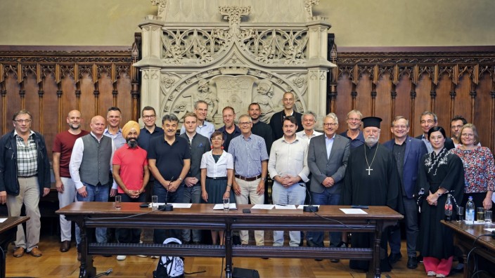 Münchner Religionen: 22 Gruppierungen haben die Münchner Charta der Religions- und Weltanschauungsgemeinschaften im Rathaus unterzeichnet.