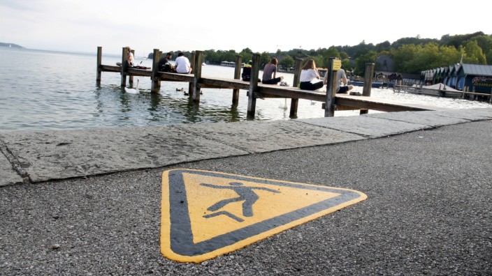 Starnberg: Markierungen auf der Starnberger Seepromenade erinnern Touristen und Einheimische daran, dass man hier in den Starnberger See stürzen könnte.