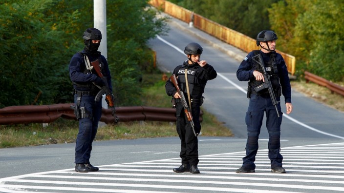 Serbien und Kosovo: "Wenn in Belgrad jemand einen Knopf drückt, kann hier die Hölle losbrechen": Kosovarische Polizisten auf Patrouille in Banjska in Nordkosovo.