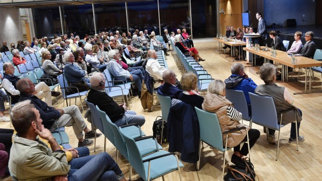 Starnberg: Rund 150 interessierte Bürgerinnen und Bürger fanden sich in der Schlossberghalle zur Bürgerversammlung ein.