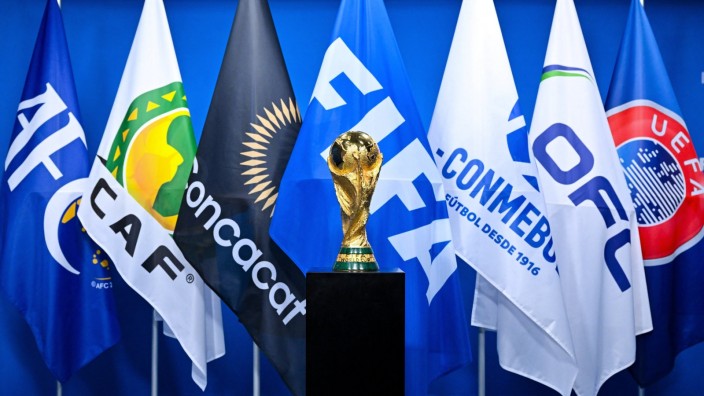 Fußball-WM: Der WM-Pokal vor Flaggen der Fifa und der Kontinentalverbände