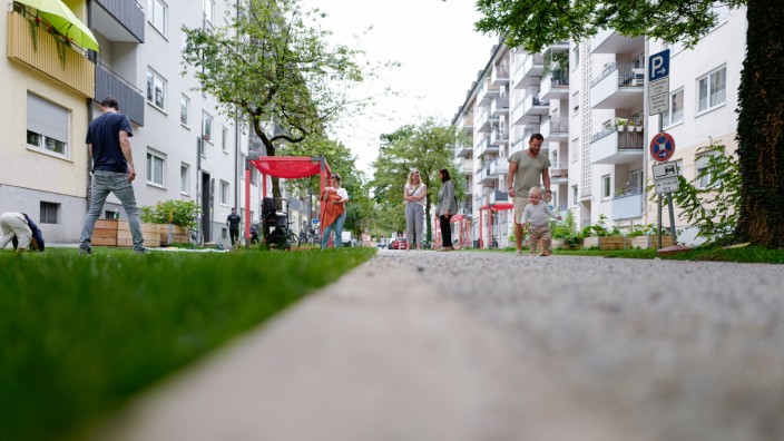 Autofreie Kolumbusstraße: Die Münchner Kolumbusstraße wurde im Rahmen des Forschungsprojekts "Autoreduzierte Quartiere für eine lebenswerte Stadt" begrünt und für den Verkehr gesperrt. Befürworter und Gegner standen sich dabei oft unvereinbar gegenüber.