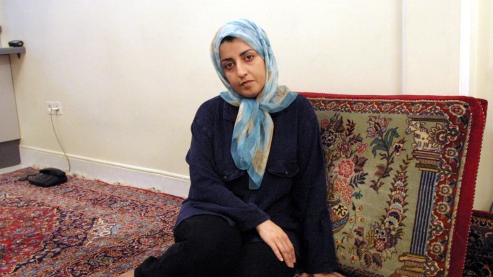 Friedensnobelpreis: Narges Mohammadi, hier ein Foto aus ihrem Haus im Jahr 2001, kämpft noch aus dem Gefängnis heraus unbeirrbar für Menschenrechte.