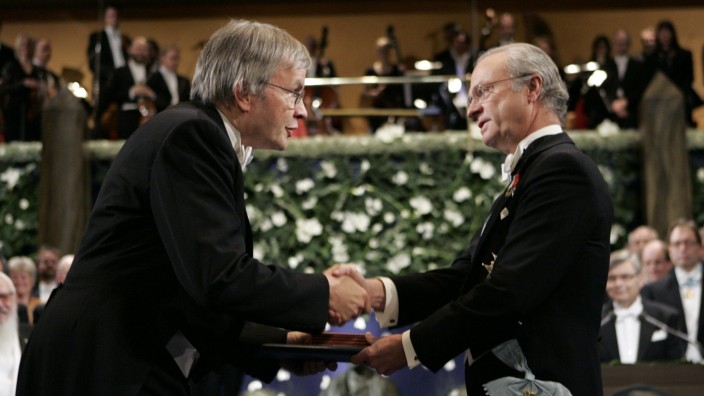 Forschung: Höchste Ehre für einen Physiker: Theodor Hänsch bekommt im Jahr 2005 den Nobelpreis vom schwedischen König Carl Gustav überreicht.