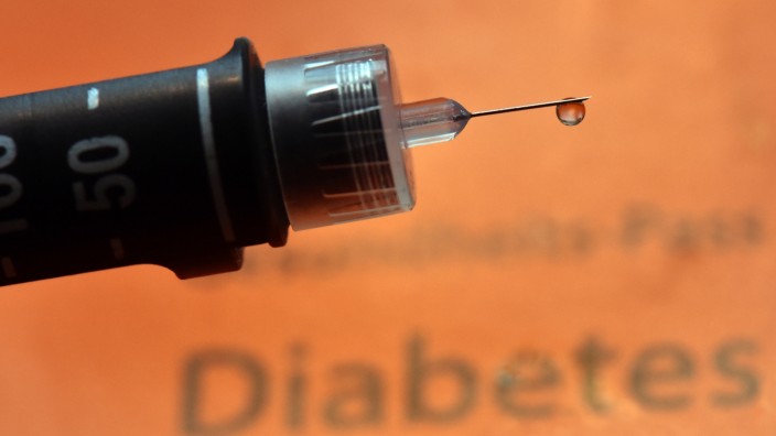 Medizin: Ein Tropfen Insulin hängt an der Nadel einer wiederverwendbaren Spritze, einem sogenannten Pen.