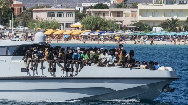 Das Politische Buch: Schon jetzt völlig überfordert: Tausende Flüchtlinge kommen derzeit täglich über das Mittelmeer und auf der Insel Lampedusa an.