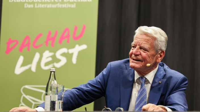 Literaturfestival: Man dürfe nicht alle Höcke-Wähler für Faschisten halten, mahnt Bundespräsident a. D. Joachim Gauck in Dachau.