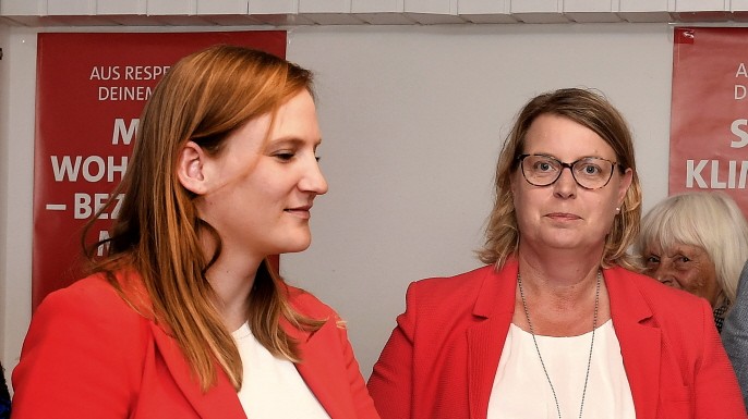 Landtagswahlen im Landkreis Starnberg: Kein Grund zum Jubeln: Christiane Feichtmeier (rechts) und Carmen Wegge im Starnberger SPD-Büro