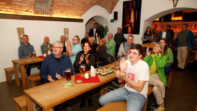 Dierektkandidaten im Stimmkreis 111: Die Grünen um Jakob Koch feiern im Gasthaus Tölz.