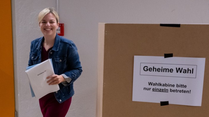 Landtagswahl in München: Münchens Mitte bleibt grün: Katharina Schulze, Fraktionsvorsitzende der Grünen im Landtag und Direktkandidatin in Milbertshofen, bei der Stimmabgabe.