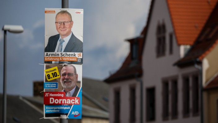 Stichwahl in Bitterfeld-Wolfen: Wahlplakate der Kandidaten Schenk und Dornack hängen im Stadtzentrum von Bitterfeld-Wolfen.