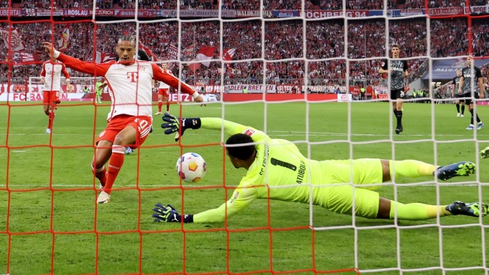 FC Bayern: Gleich ist der Ball im Tor: Leroy Sané trifft gegen Freiburg.