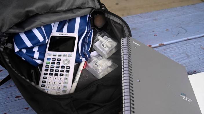 Drogenmissbrauch in den USA: Manche Studenten haben das Nasenspray Narcan sogar im Rucksack dabei - neben Block, Stift und Taschenrechner.
