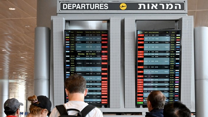 Israel: Passagiere am Flughafen Ben Gurion von Tel Aviv: Viele Verbindungen wurden gecancelt.
