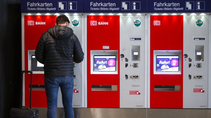 Fernverkehr: Fahrkartenautomat im Kölner Hauptbahnhof: Die Bahn hebt manche Preise an.