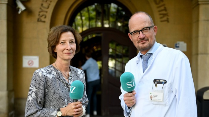 SZ-Podcast "München persönlich": Suchtmediziner Tobias Rüther mit SZ-Redakteurin Sabine Buchwald vor dem Eingang der Psychiatrischen Klinik an der Nußbaumstraße.