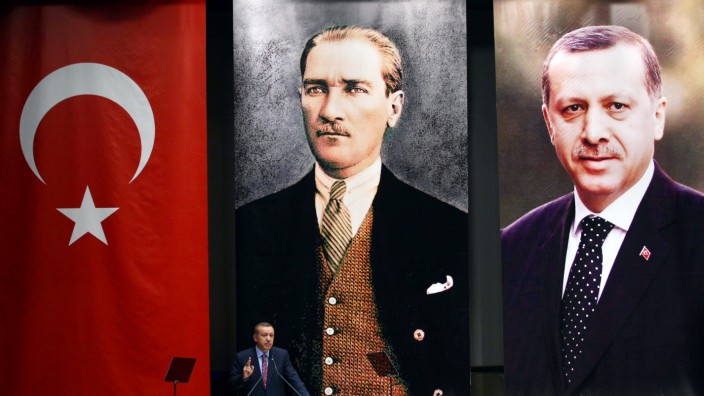 Das Politische Buch: Große Männer: Recep Tayyip Erdoğan, damals noch Ministerpräsident, spricht 2013 vor zwei Plakaten, die Staatsgründer Mustafa Kemal Atatürk (links) und Erdoğan (rechts) selbst zeigen.