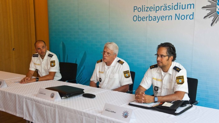 Polizeiinspektion Poing: Polizeipräsident Günther Gietl (Mitte) stellte im Rahmen einer Pressekonferenz den neuen Leiter der PI Poing, Mithun Küffner (rechts), und dessen Stellvertreter Andreas Petermeier (links) vor.