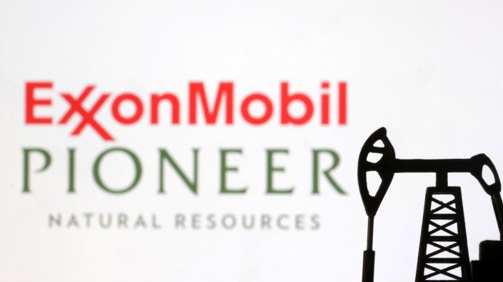 Übernahme: Exxon Mobil und Pioneer Natural Resources. Die Logos der beiden Ölkonzerne sind hier bereits vereint.