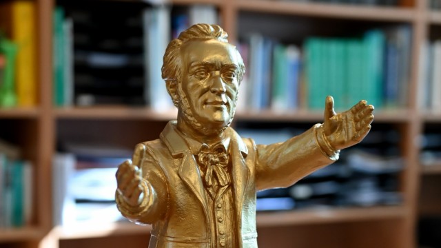 Medizin: Richard Wagner, der Zwerg: Rüther hat die Statue aus Bayreuth, wo er so oft wie möglich die Festspiele besucht.