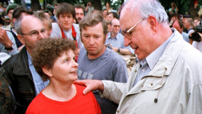 Demokratie: Bundeskanzler Helmut Kohl spricht am Dienstag (29.07.1997) mit der Bürgermeisterin von Medewitz, Helga Schatz. Kohl besuchte die hochwassergefährdeten Gebiete im Oderbruch nördlich von Frankfurt/Oder. dpa - COLORplus - +++ dpa-Bildfunk +++