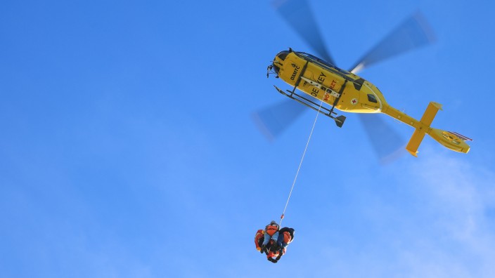 Österreichische Alpen: "Wir sind da, um zu helfen. Und das machen wir. So merkwürdig der Einsatz auch sein mag", sagt Hermann Spiegl. Hier im Bild ein Hubschrauber der österreichischen Bergwacht.